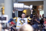 Mark Streit a présenté la Coupe Stanley aux Suisses